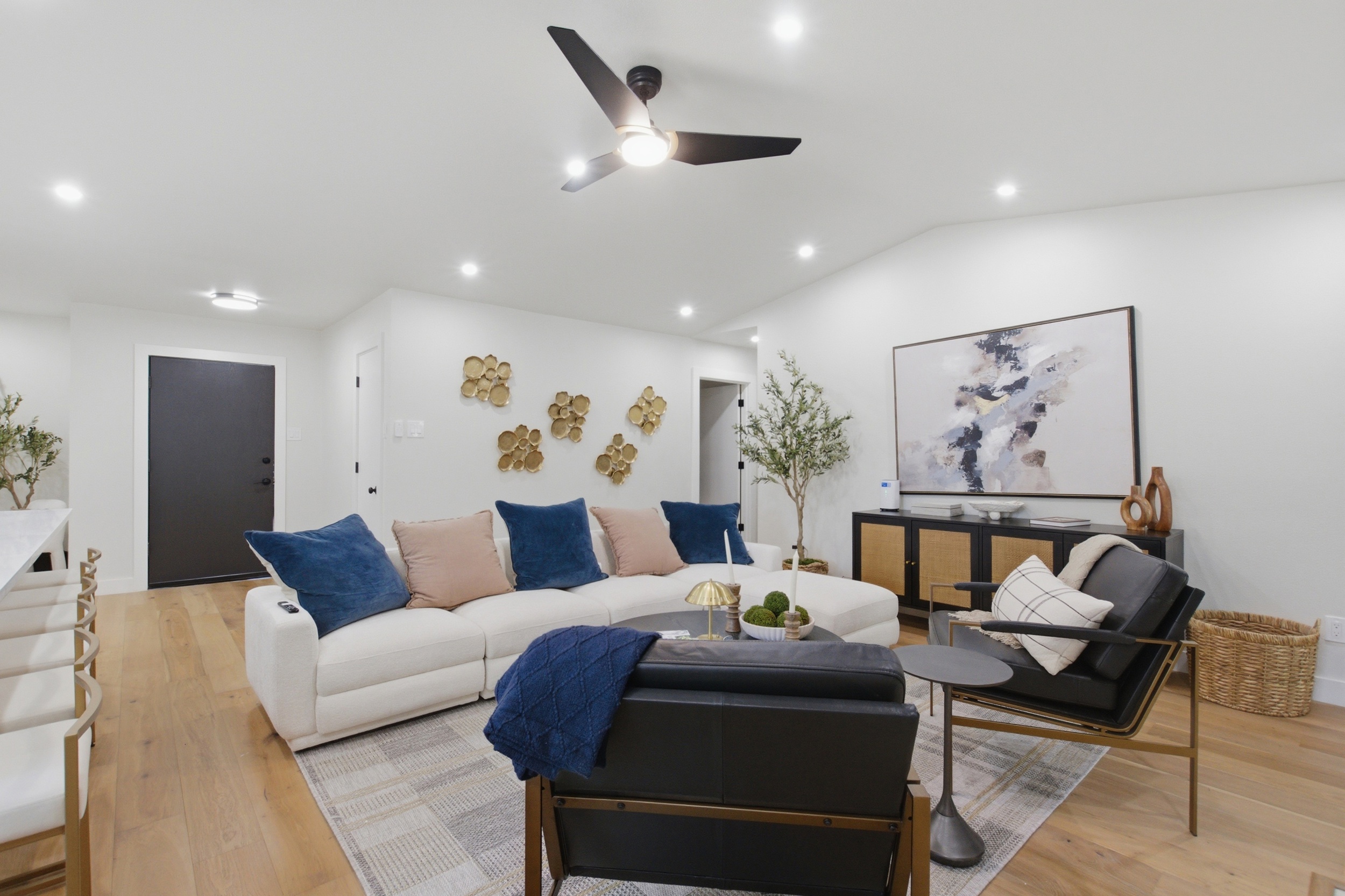 Spacious living room with seating for 6 in front of the fireplace and TV with streaming. Right next to the kitchen with additional sitting space.