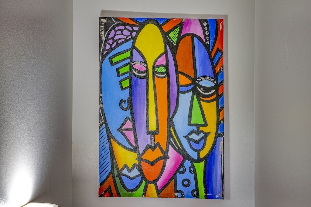 We love art and adorn our suites with authentic Kenyan Art pieces.