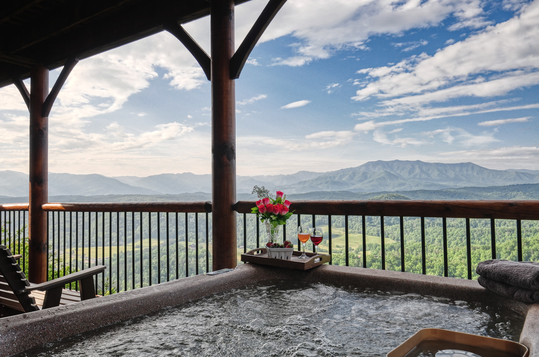 Breathtaking View, Free Wi-Fi, custom cabinets, private deck, 2 king suites