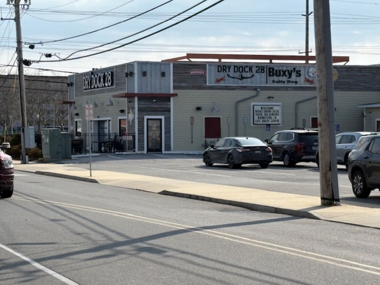 Just steps to restaurants. Vist Dry Doc 28. 