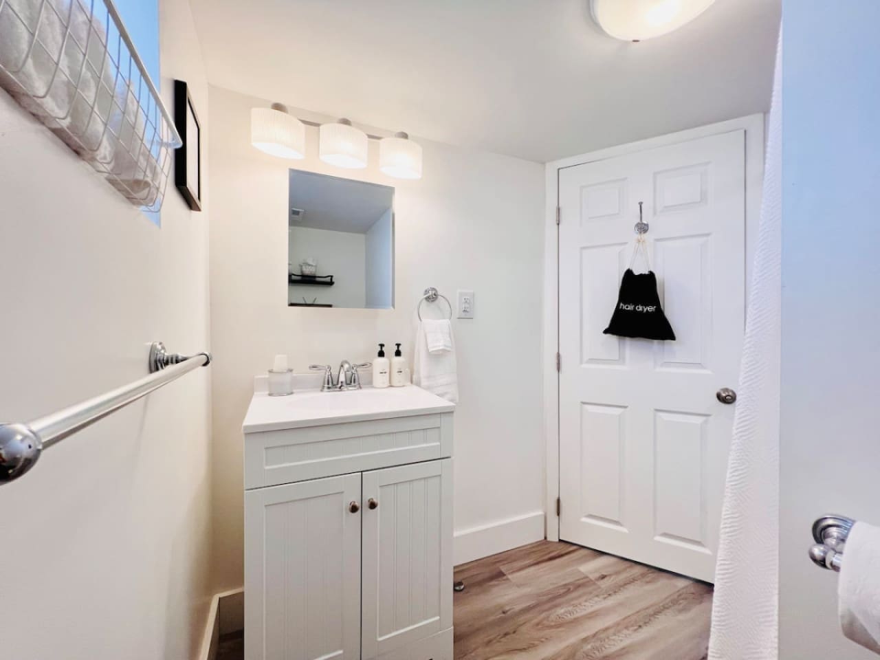 Bright and functional full bathroom, equipped with everything you need for a relaxing and convenient stay.