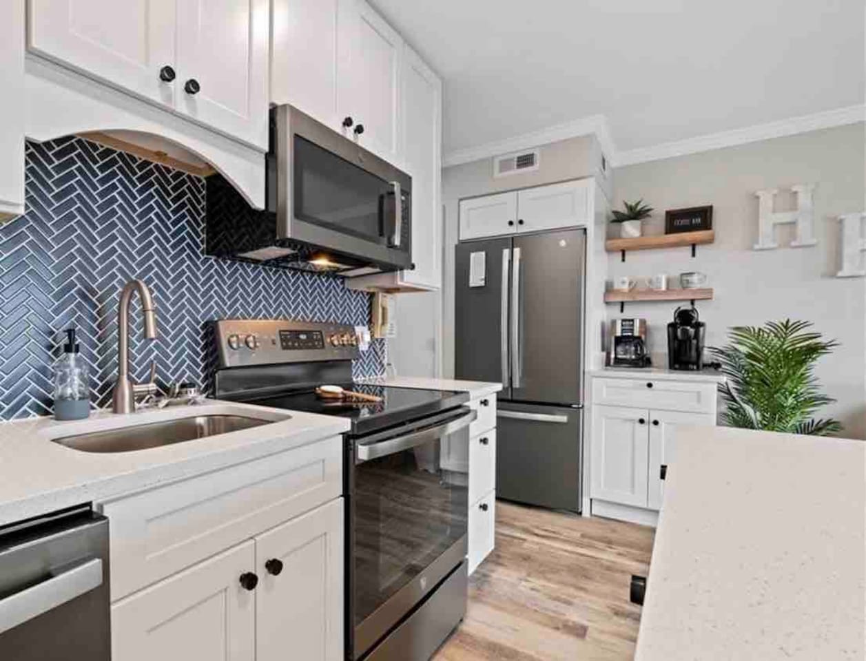 Kitchen with tiled backsplash