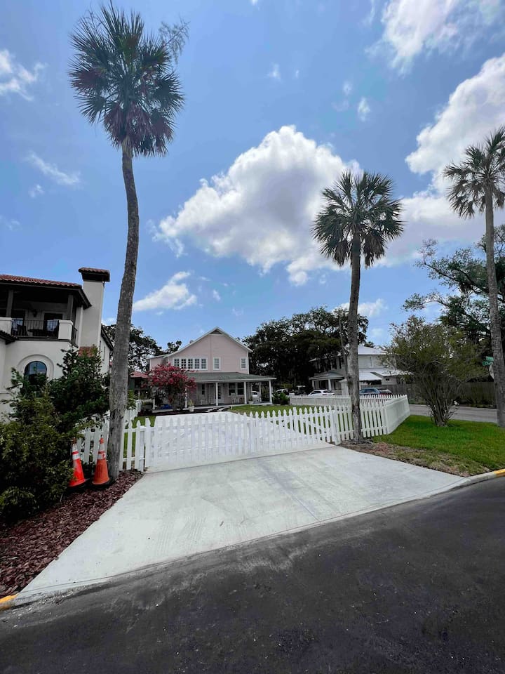 New driveway, can fit up to 6 vehicles with the gate open. 