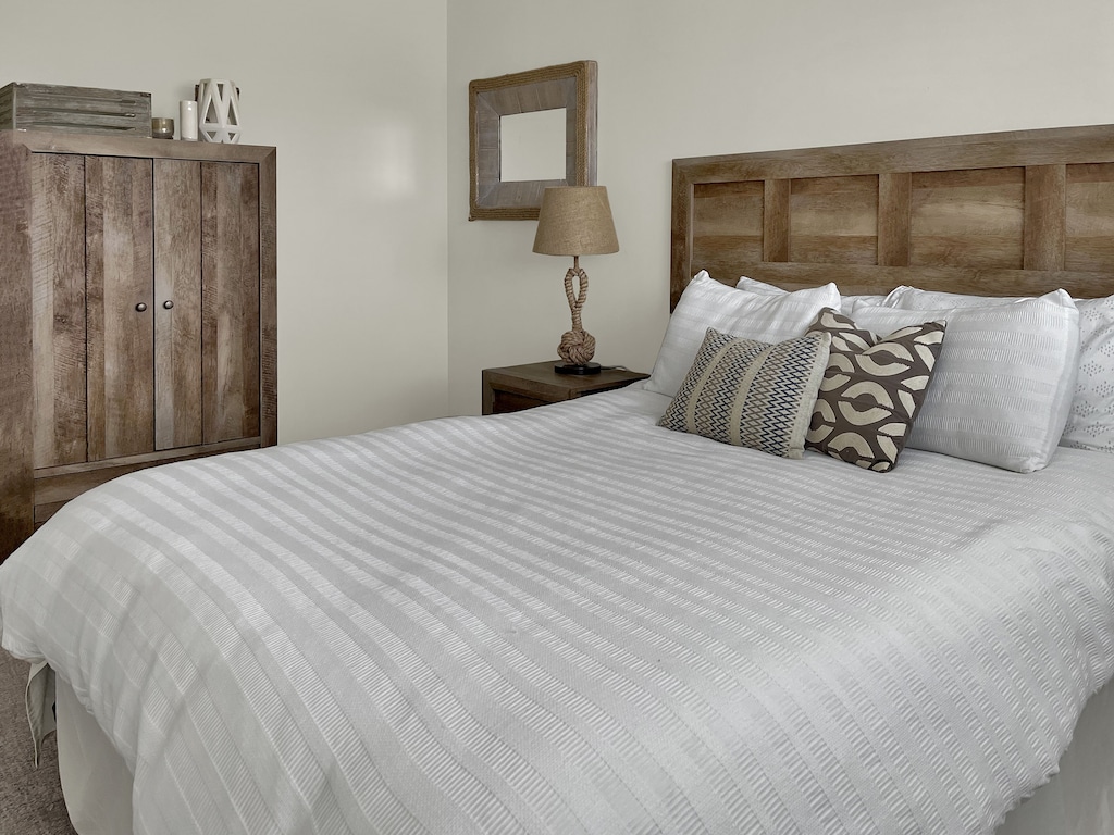 Upstairs bedroom queen w/ ocean view