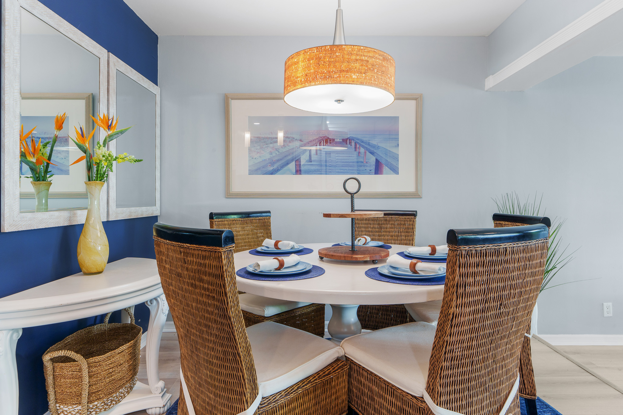 Dining space, seating for 5-6