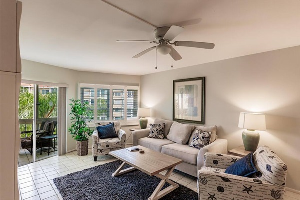Living Room w/Screened Lanai