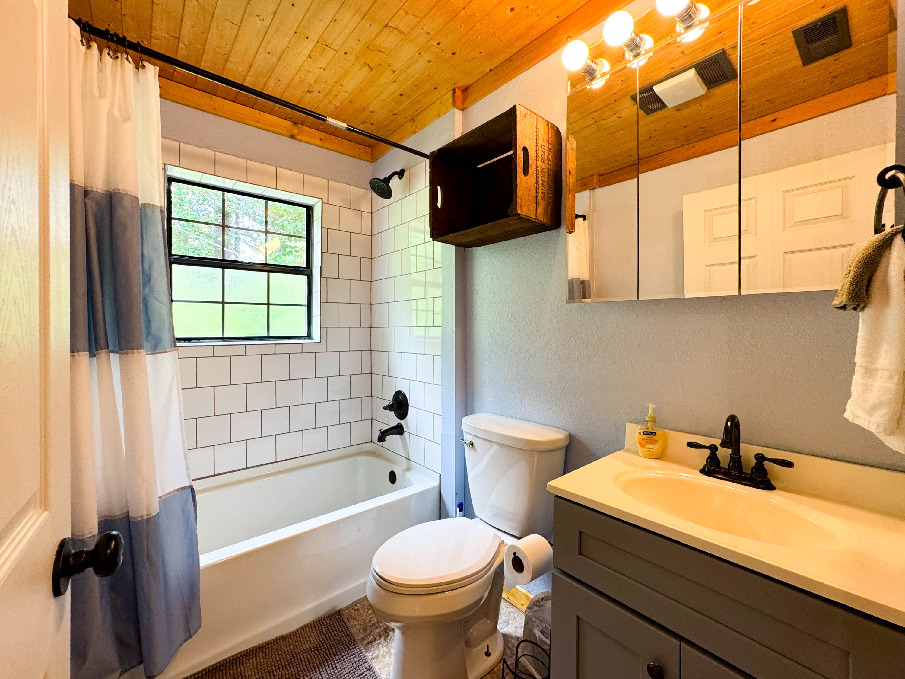 Upper level bathroom. Full bathroom