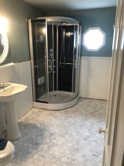 Doyle House - 2nd floor bathroom