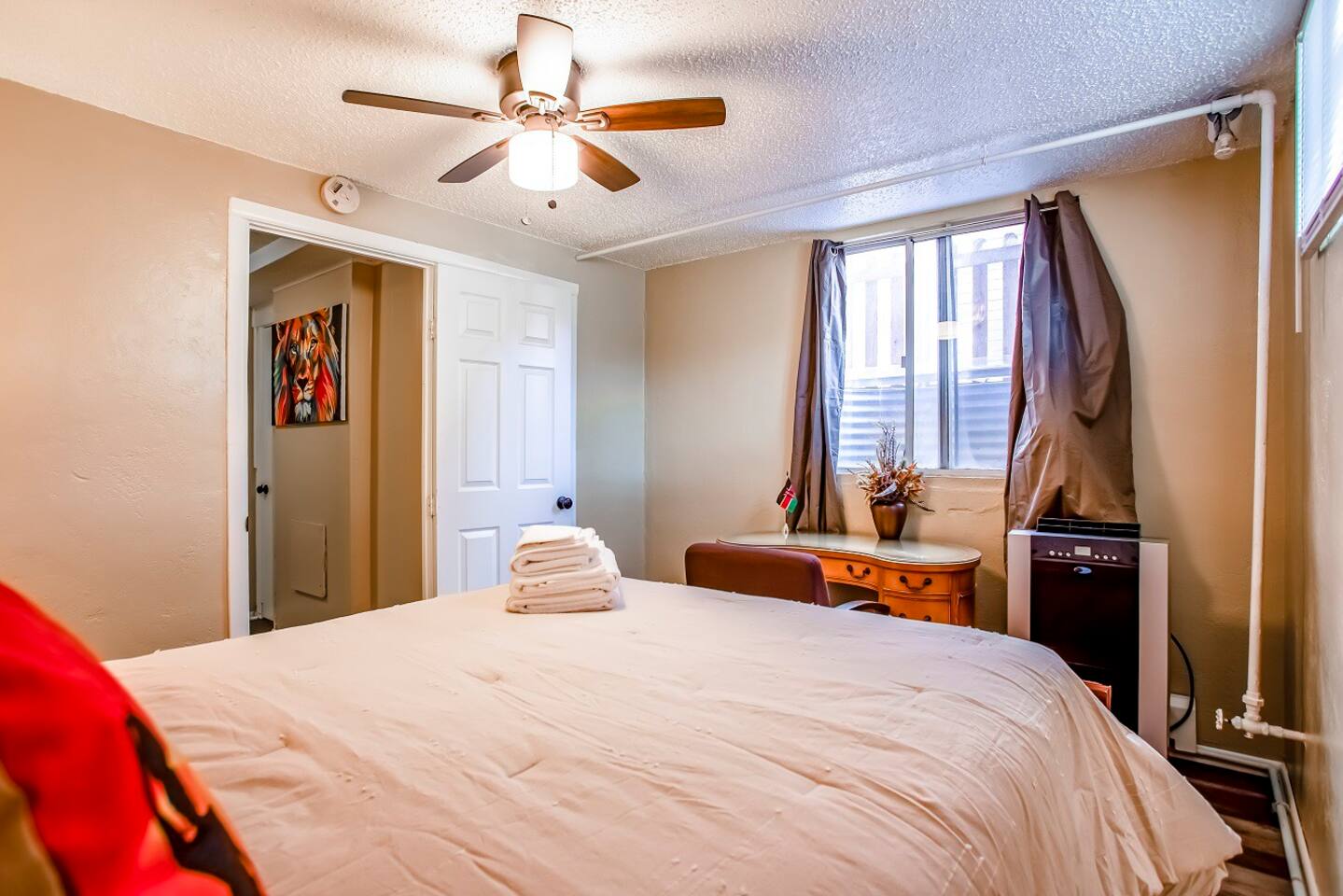 Dedicated work space and portable AC. High-speed Wi Fi.