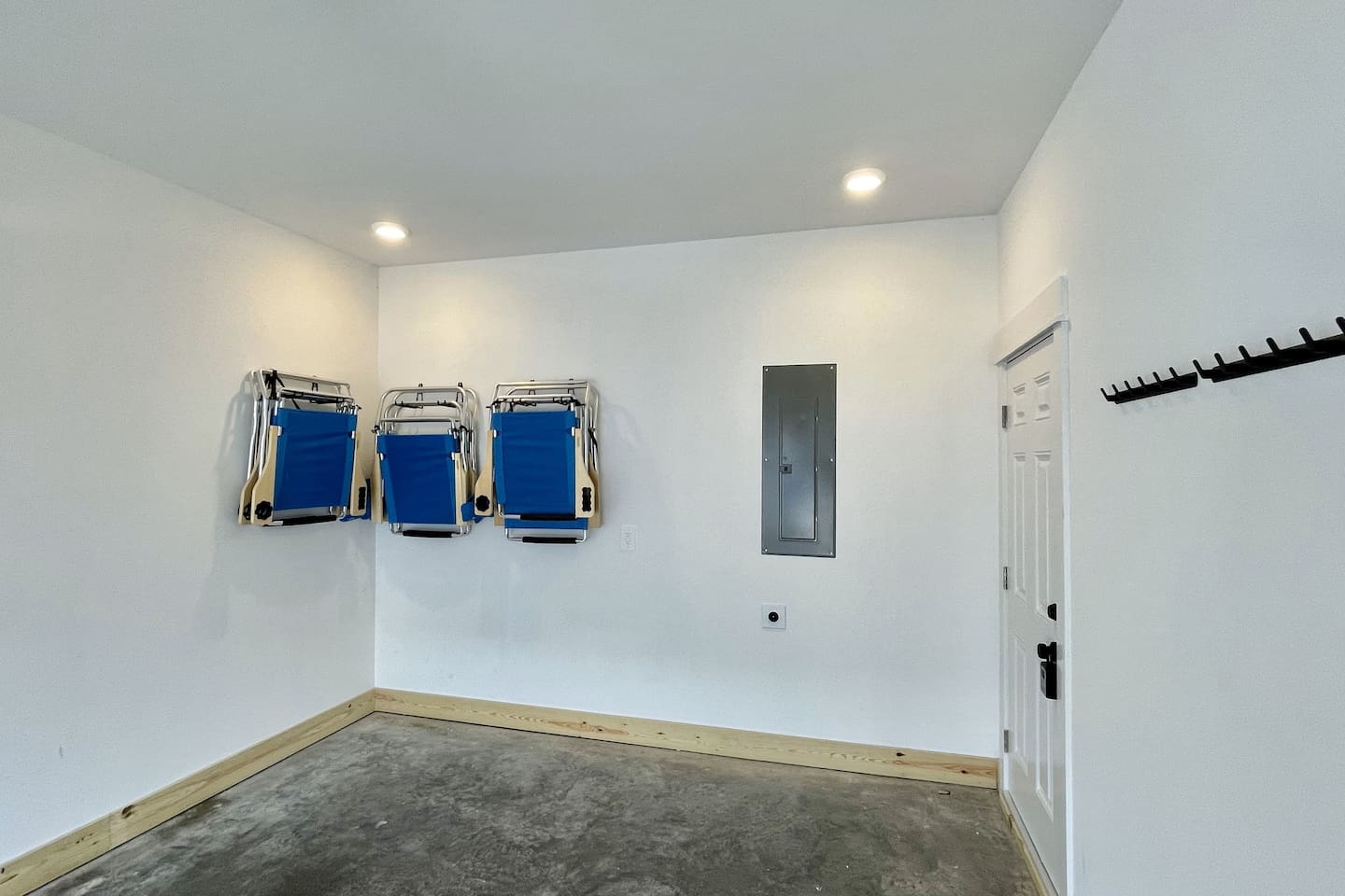 Oversized Garage with 6 Beach Chairs & 12 Towel Hooks