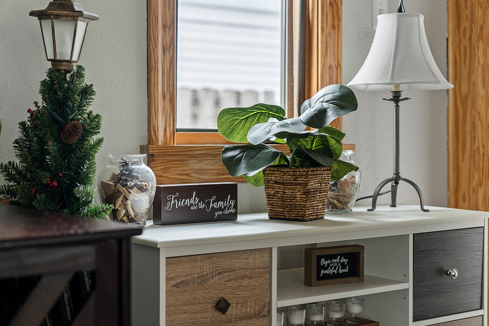 Living Room: Brighten your stay with charming decor, cozy vibes, and delightful greenery!