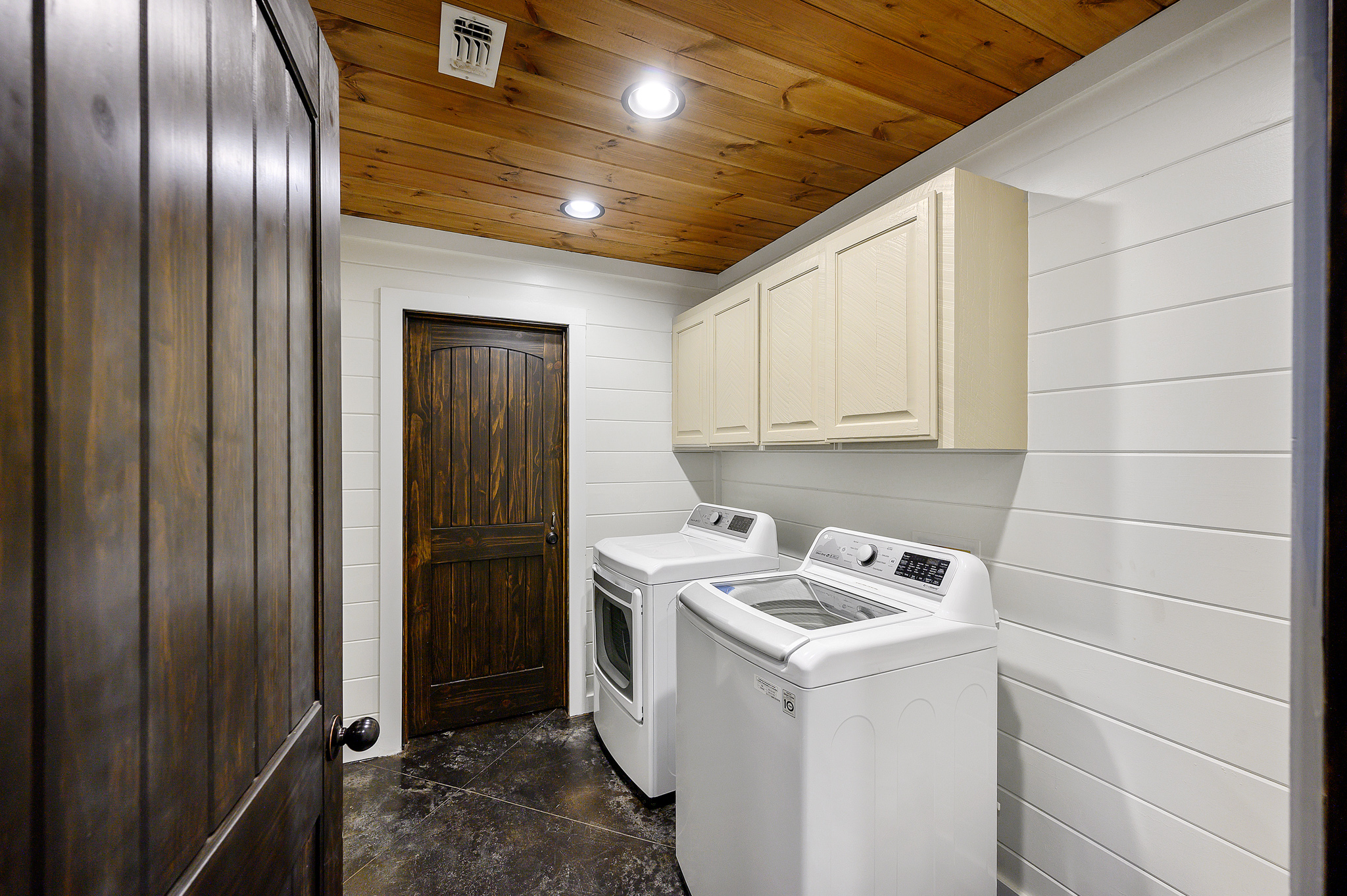 Convenient laundry with our washing machine and dryer—perfect for refreshing your clothes during your stay.