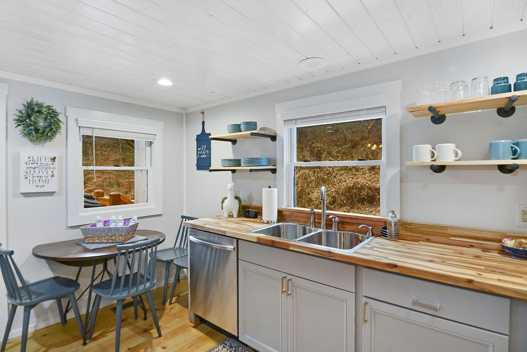 Kitchen and Breakfast Area