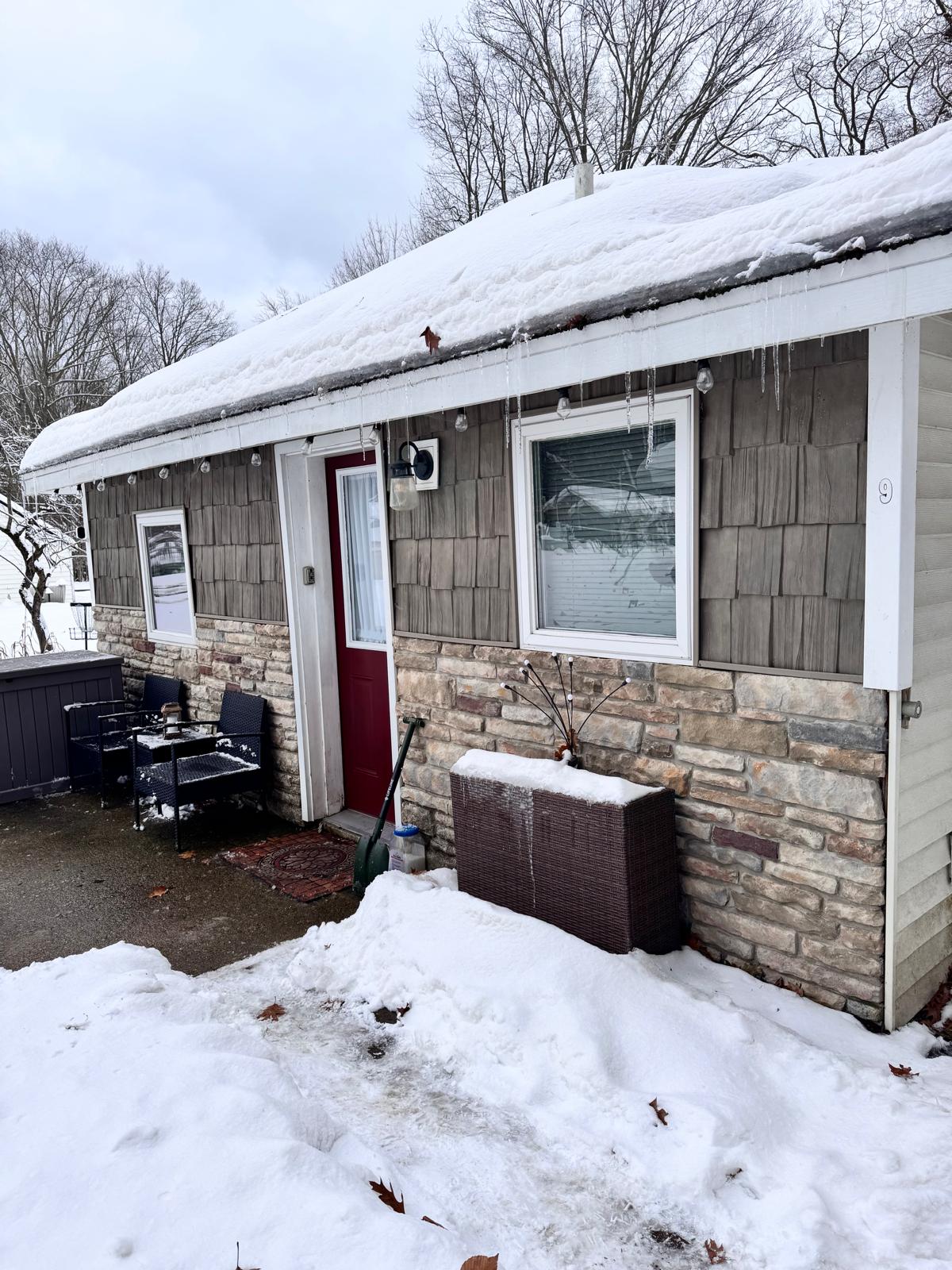 Duet cottage - Parking for a maximum of 2 cars is available behind and next to the cottage. 