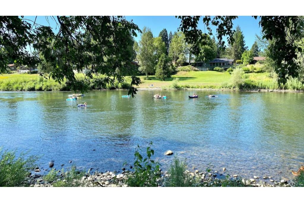 3 bedroom vacation home rentals Grants Pass