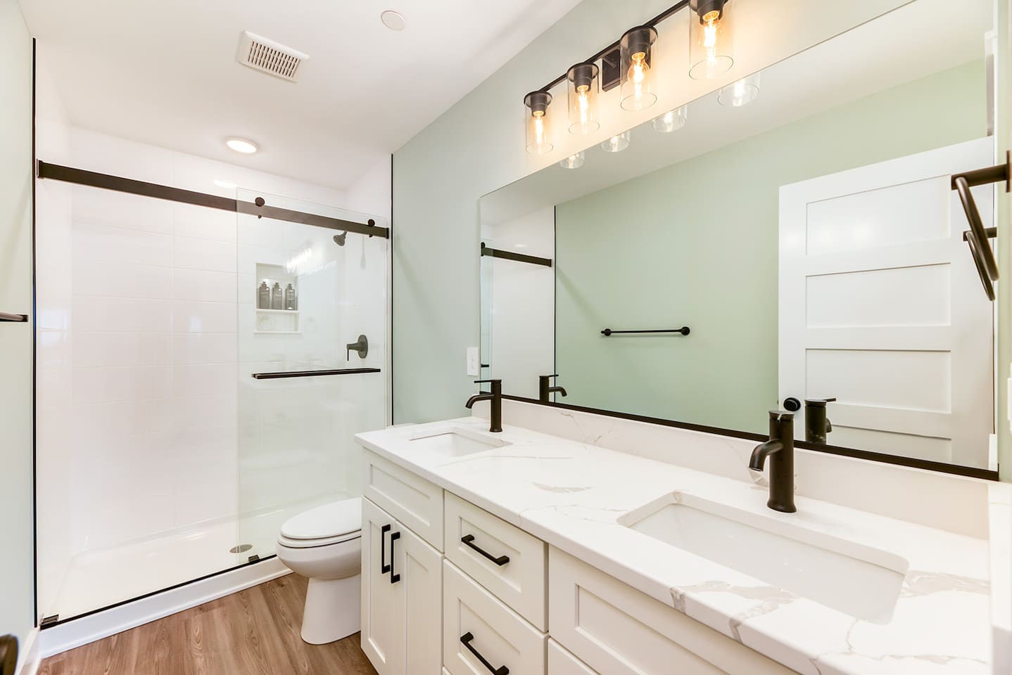 Spacious en suite bathroom featuring dual sinks and modern finishes.