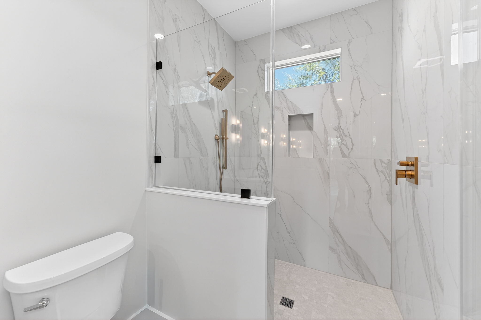 Primary Ensuite 2 (first level) | On Beach Time | 6 30th Ave, Isle of Palms, SC | IOP Escapes