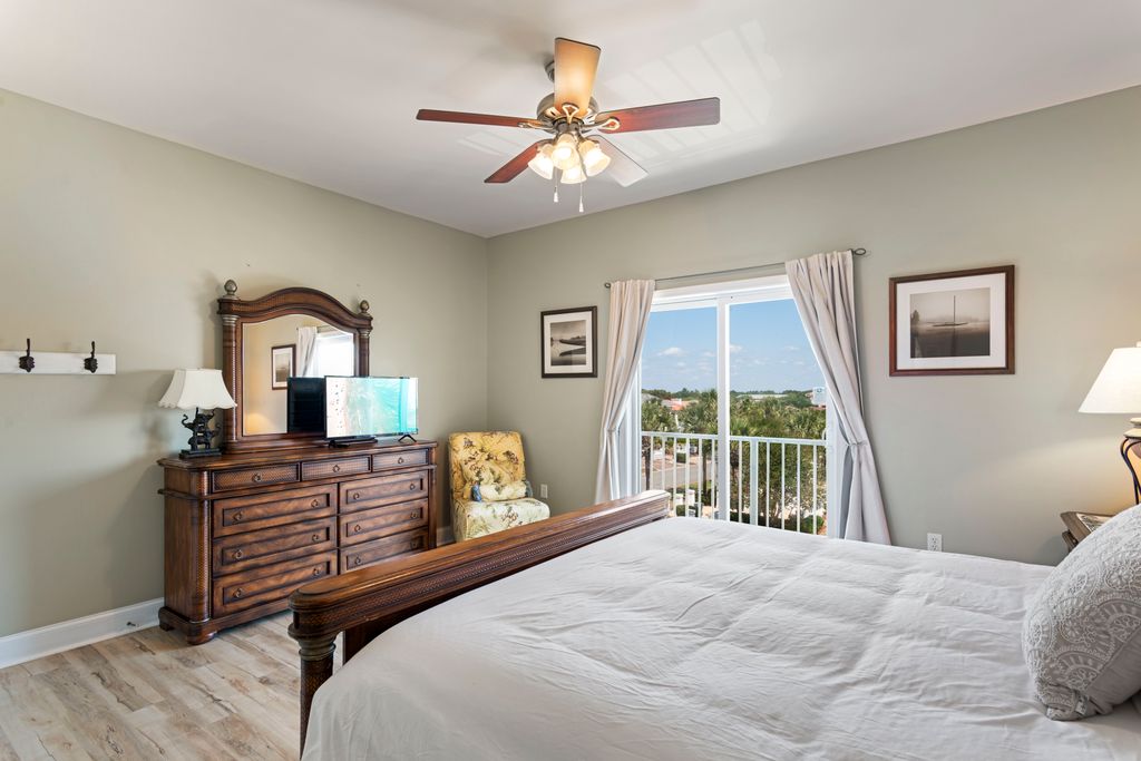 Third Floor: Bedroom 5
Queen bed with a private en-suite bath.