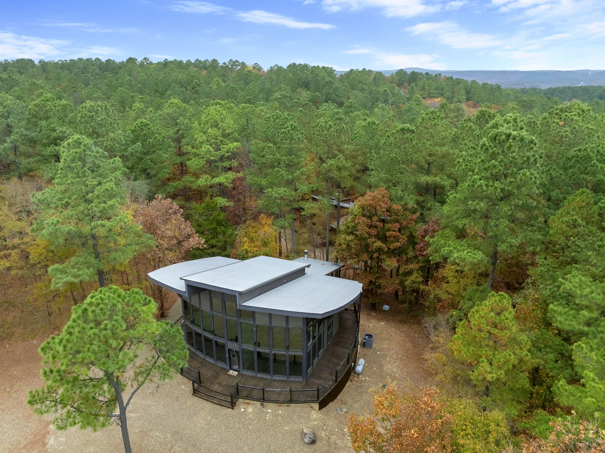 Welcome to Round Here Buzz 🌲✨ Follow the path to your perfect Hochatown escape. Cozy vibes, fresh air, and relaxation waiting right inside this door. Your getaway starts here. Book your stay and unwind. 🥂✨