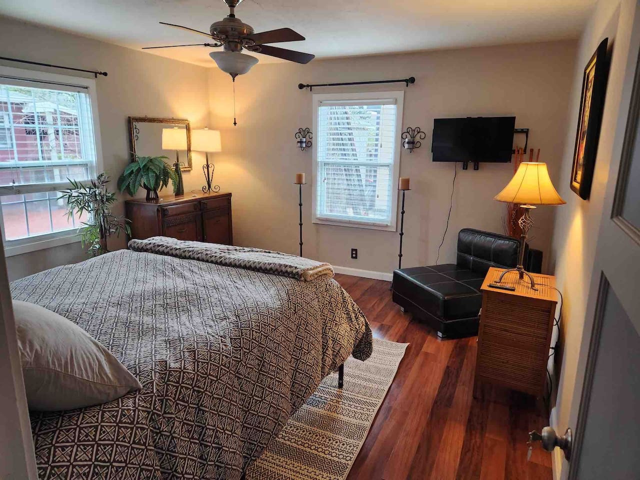 Large Bedroom- Full bed