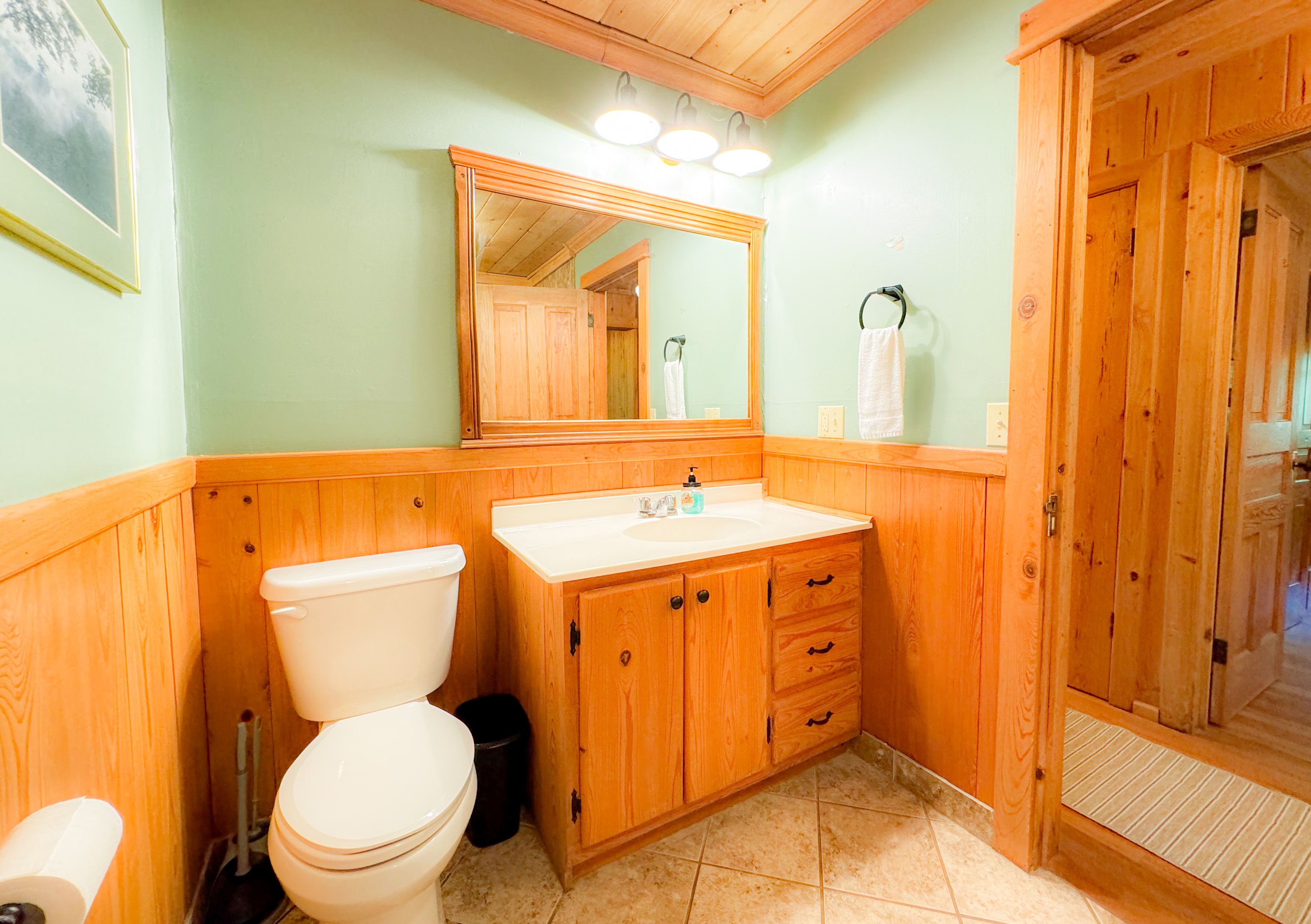 Main Level Bath | Full Bathroom with one set of bath towels and wash clothes provided per guests.