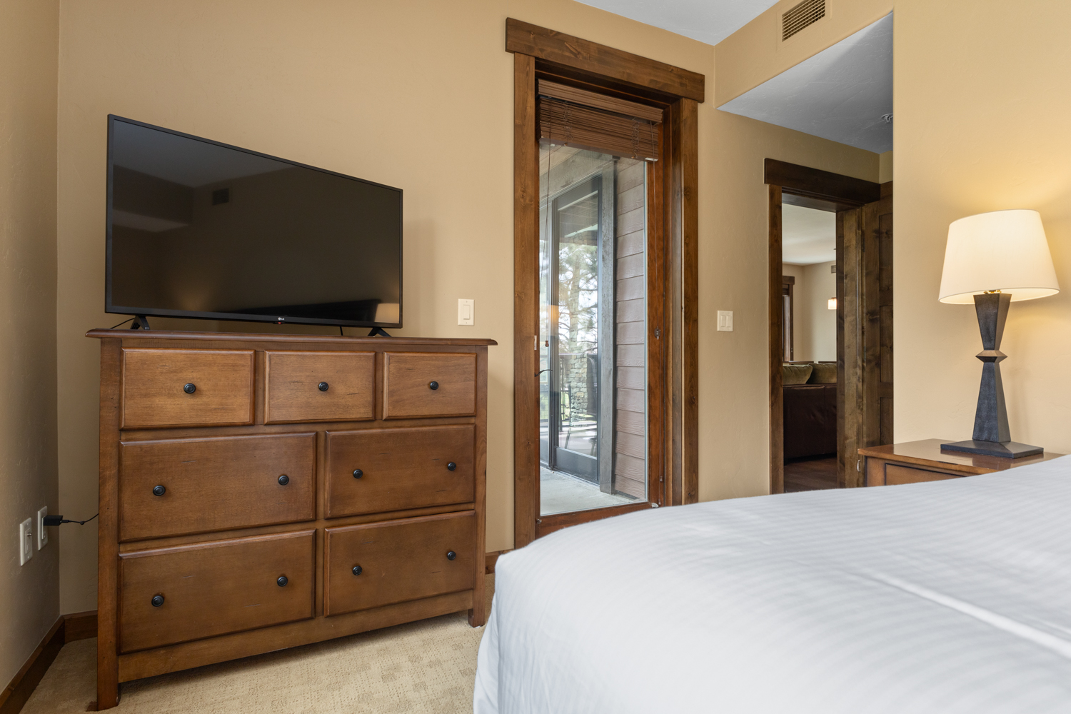 Ensuite Bedroom 1 with Smart tv