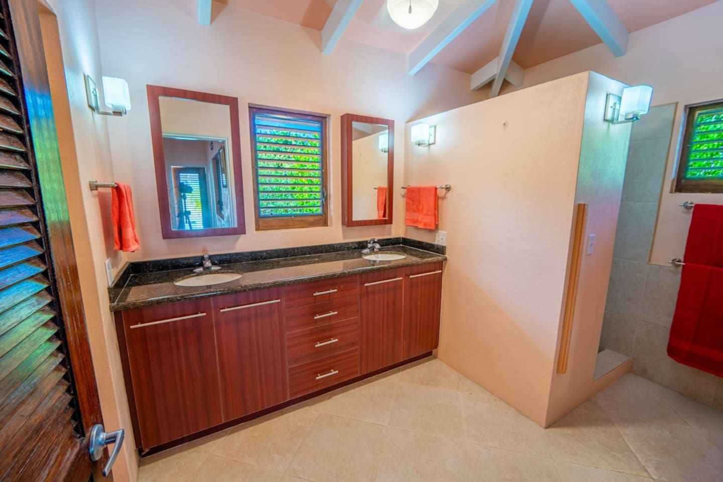 Master bedroom en-suite bath