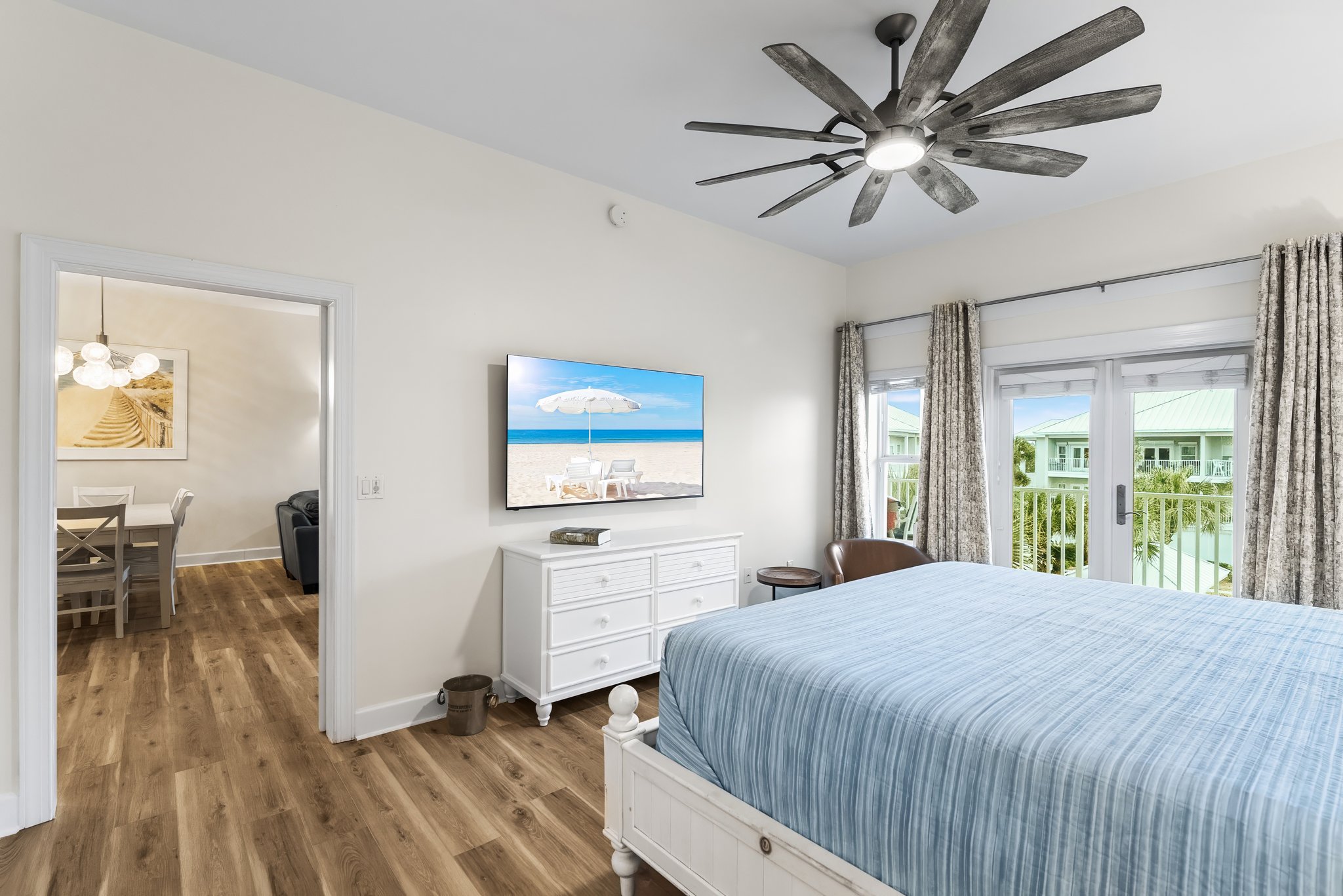 Master King with Smart Tv