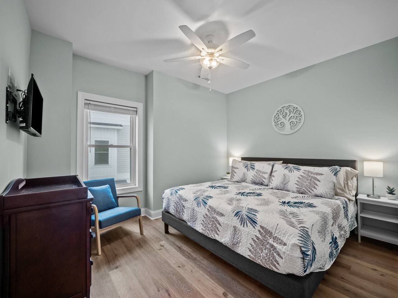 King bed with en suite full bathroom off kitchen