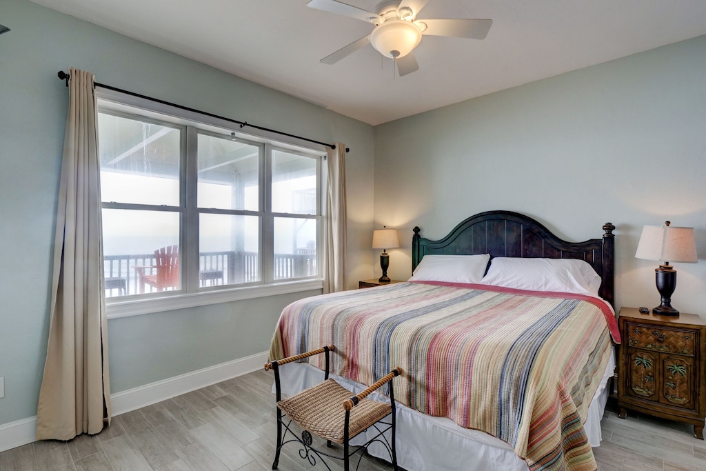 Stars - Oceanfront master bedroom with king bed