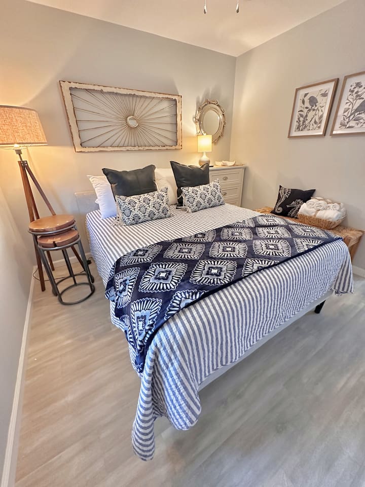 Middle Bedroom 