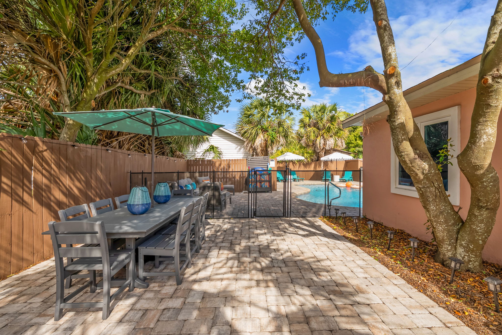 Seat 8 under the teal umbrella for an alfresco dinner while the pool
shimmers in the background. Outdoor dining at Salt & Sway is a
full-evening event.