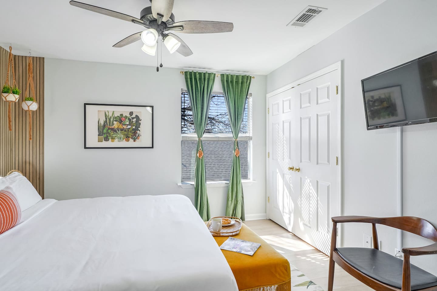 You will appreciate the care that has gone into this space.  It has everything you need for a great vacation! 