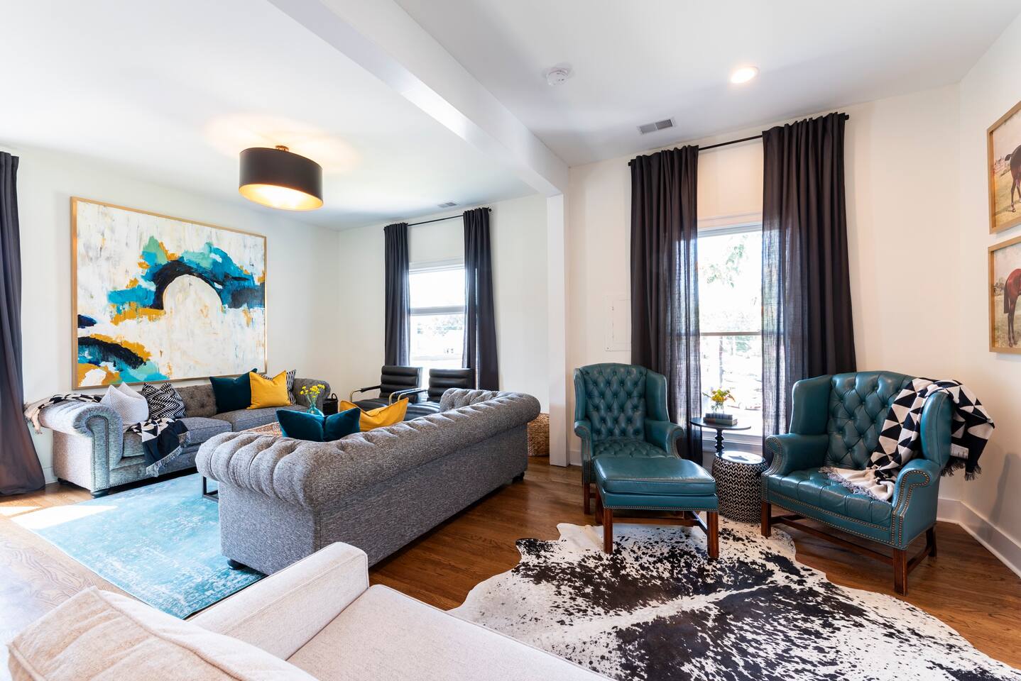 2nd Floor Family/TV Room*55" Smart TV*Blue Tooth Speakers*3 Couches*Queen Size Pullout Bed, all bedding provided.
