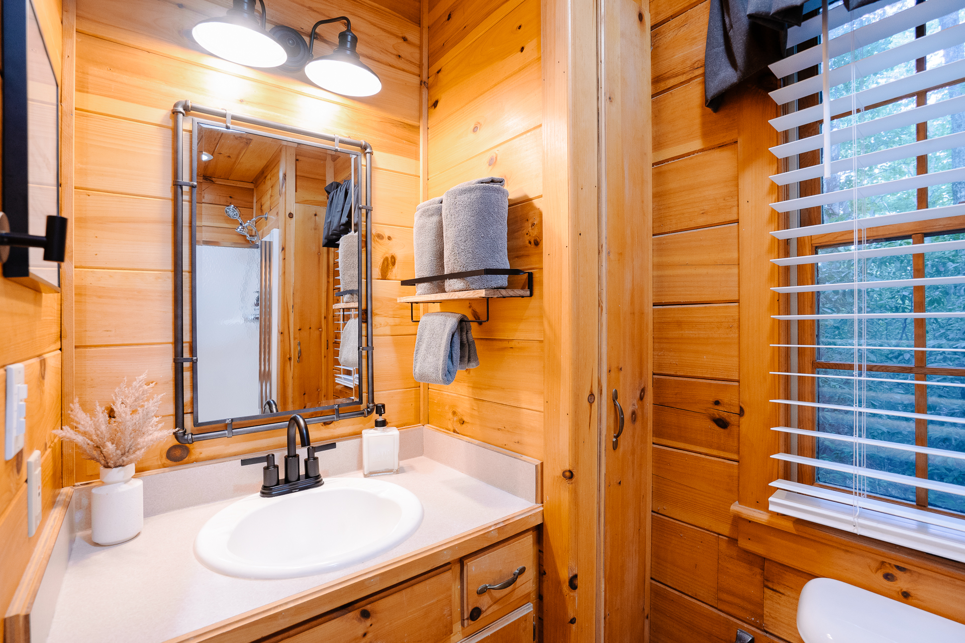 Ensuite master bath - stocked towels, shampoo, and body wash