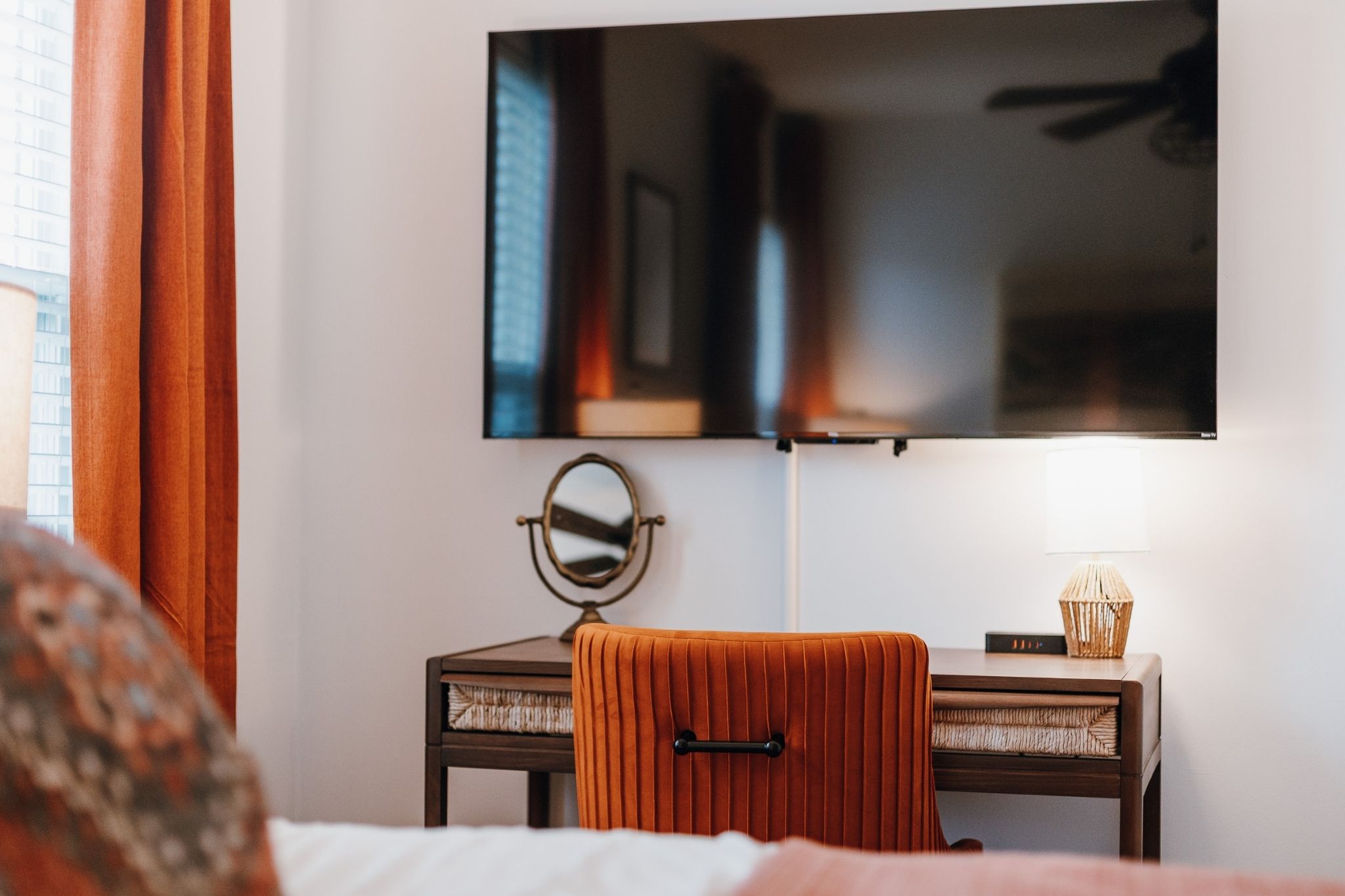Dedicated workspace and Smart TV in the World's Fair Suite.