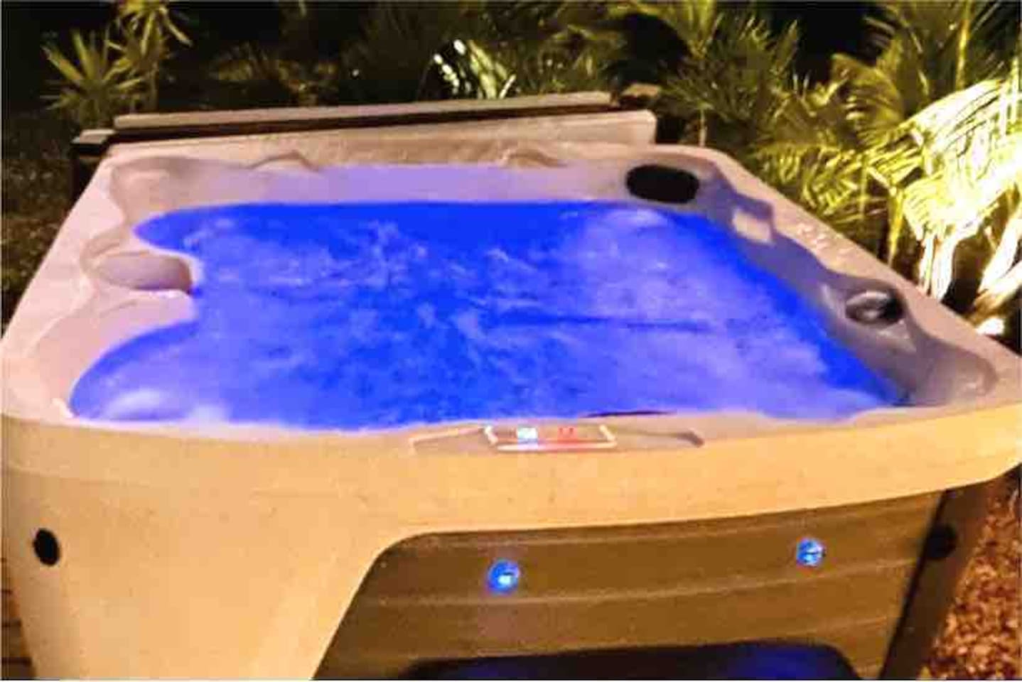 6 person hot tub, relax after a long day, with Easy to use controls to adjust the temperature, jets, and lights. Hot tub is cleaned and properly sanitized between each guest, or weekly for more long term stays. *TOWELS PROVIDED*