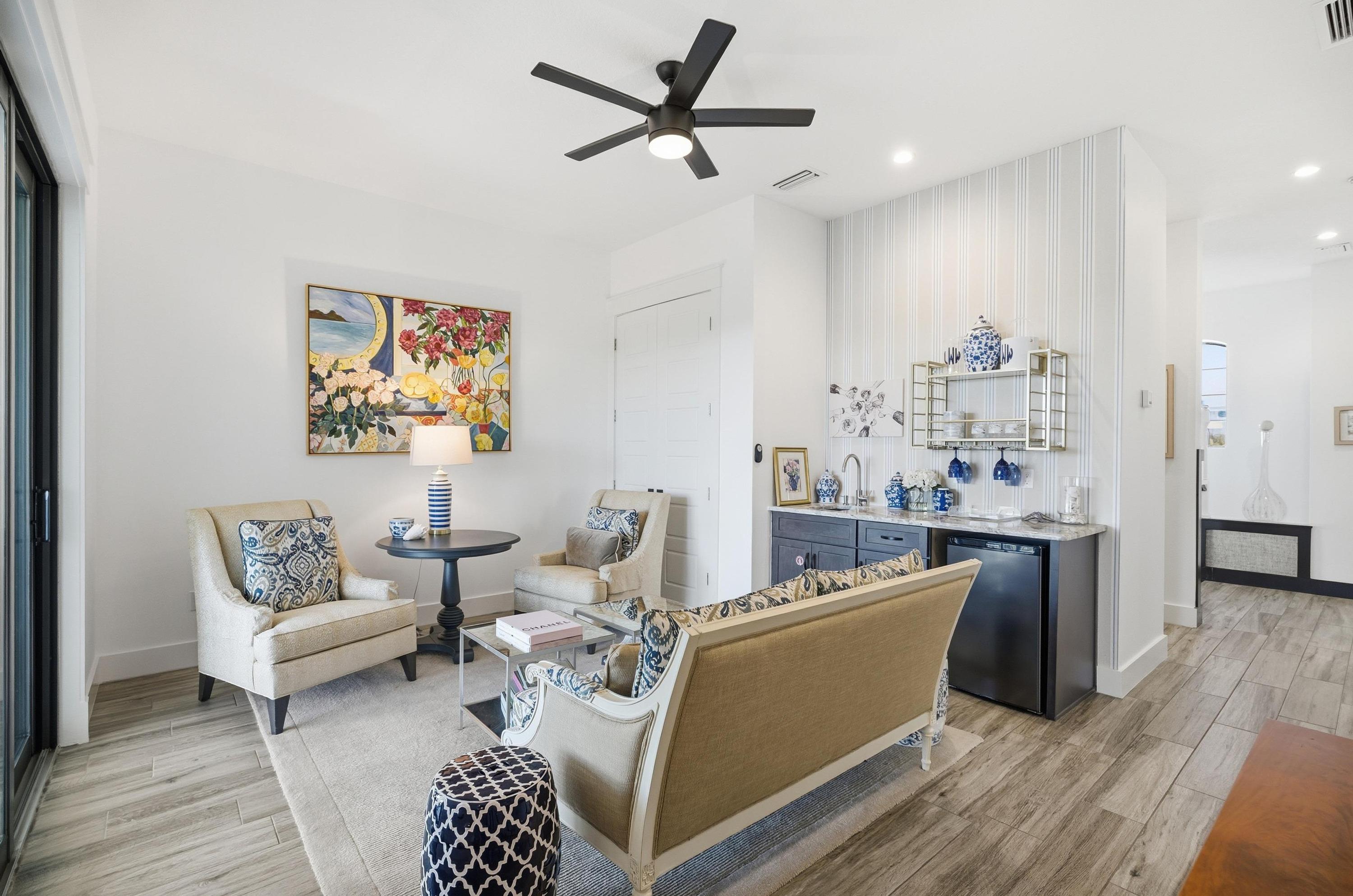 Cozy coastal lounge for slow mornings & sunset wind-downs 🌿✨ Sink into the comfy seating for coffee chats, reading time, or a glass of wine after the beach—bright natural light and relaxed vibes make this the perfect spot to unwind.