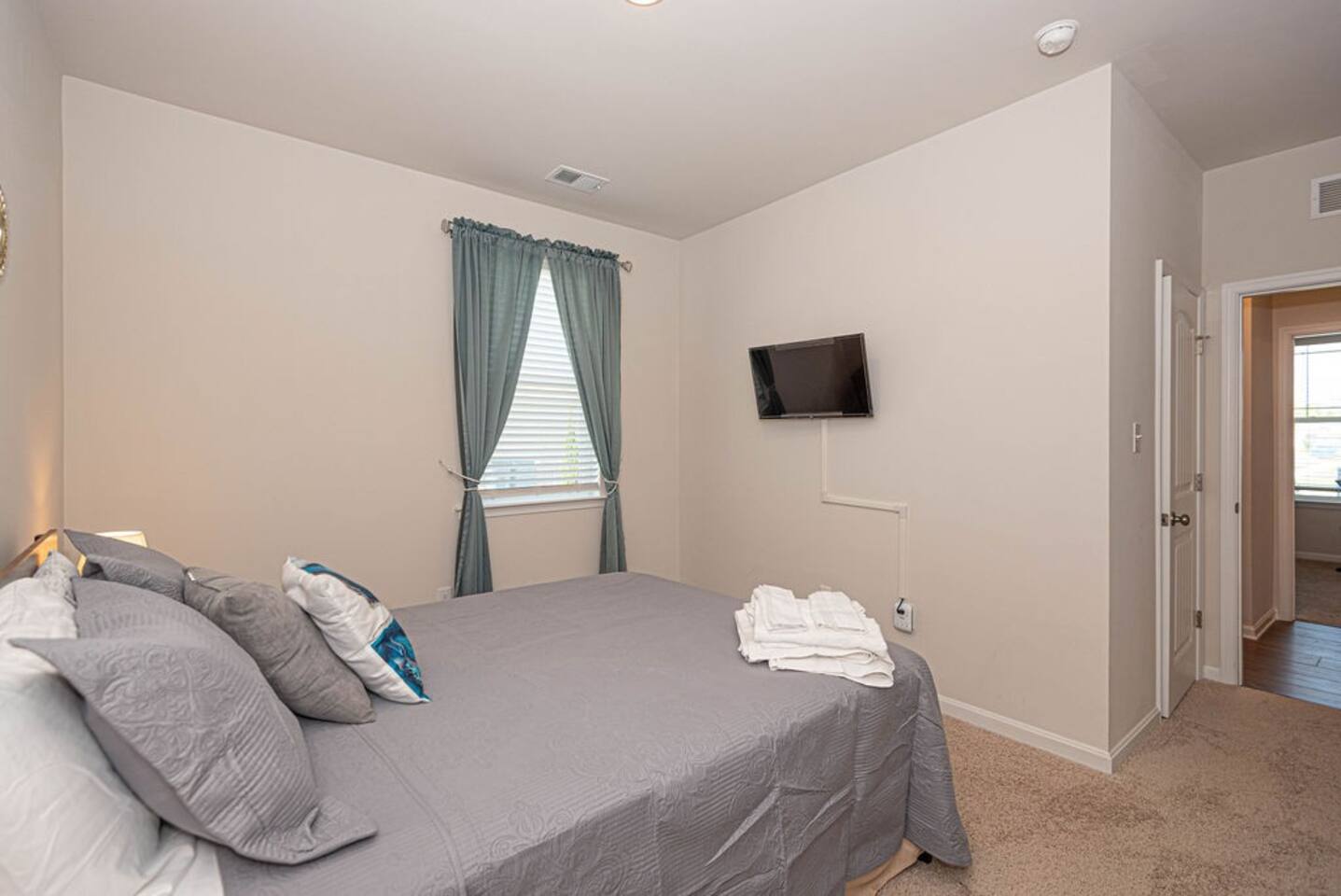 Step into our delightful second bedroom! Sink into the plush queen bed and easily power your devices using the USB chargers cleverly built into the lamps. It's a snug, modern retreat for a tranquil night's rest. ️