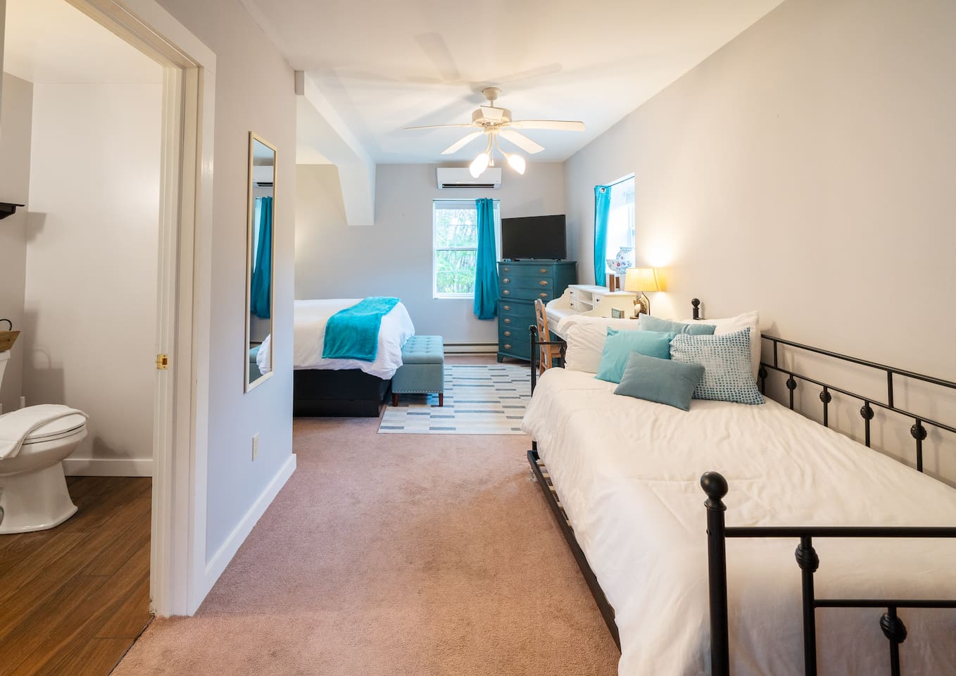 Barn Bedroom - Sleeps 4, King bed and Day Bed with Trundle