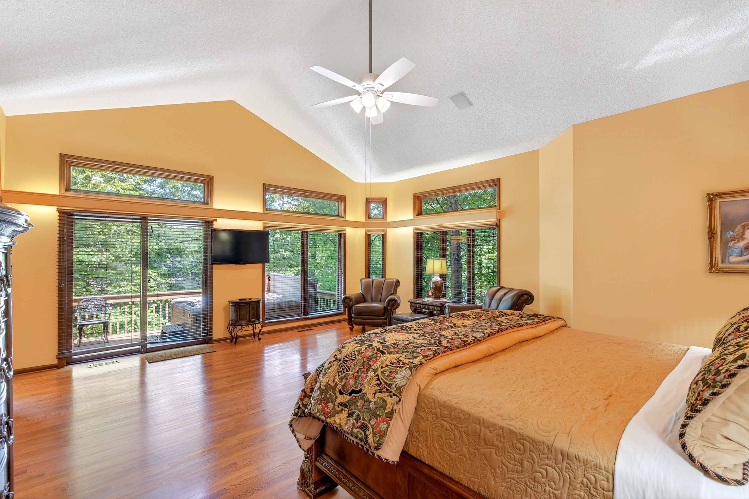 Lake side views and easy access to the hot tub