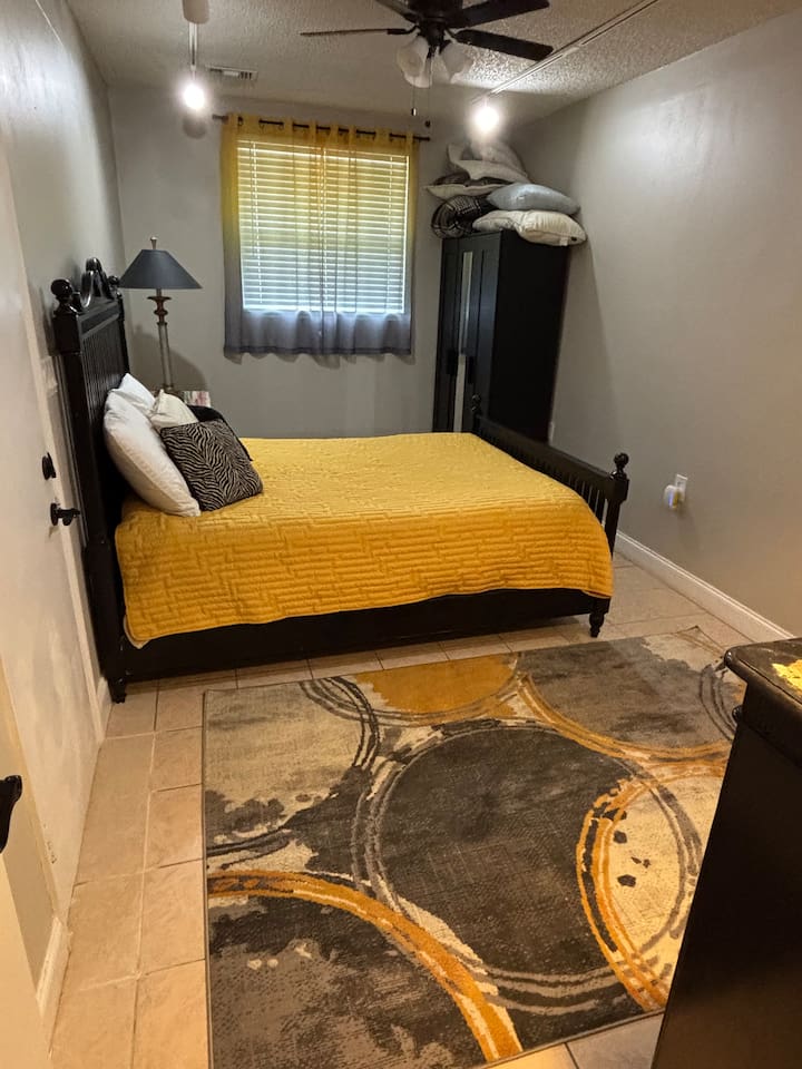 Gold Room - Queen sized bed and private entrance.