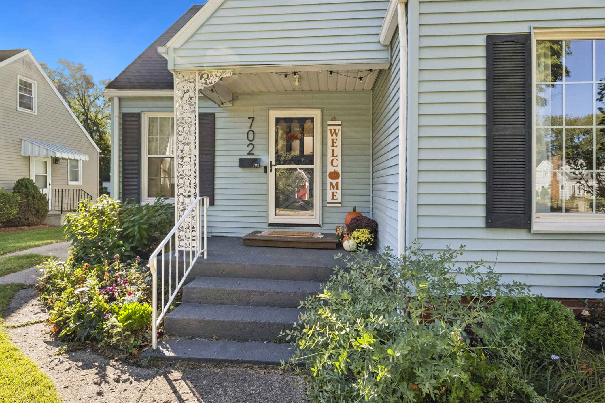 Step onto the porch and feel the warmth—our South Bend guest retreat greets you with a charming welcome sign and cozy entryway. A family-friendly stay near Notre Dame, ready to feel like home.