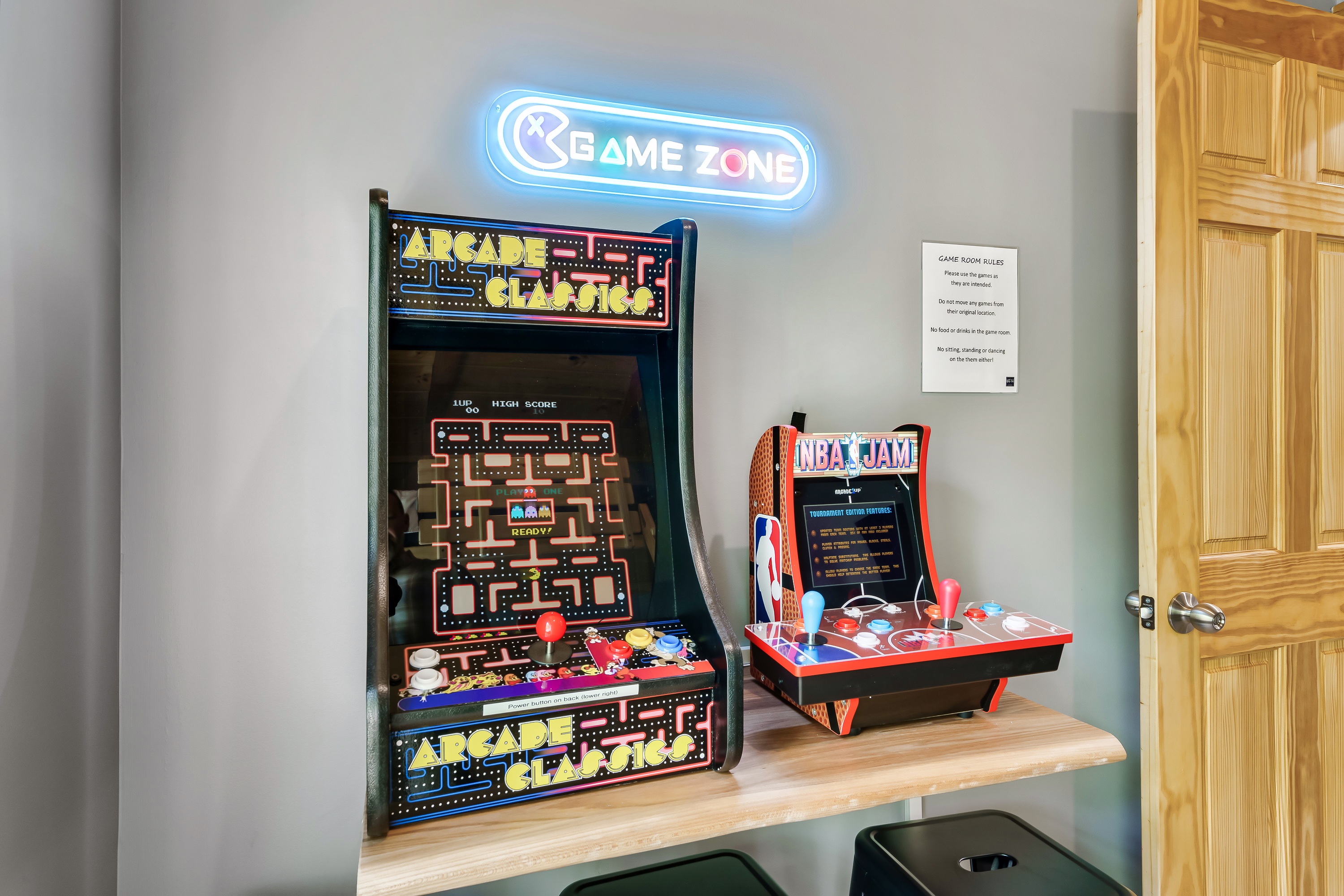 Adults and kids alike will love to play our 2 old school arcade games. The Arcade Classics boasts 60 classic games for 1 person and 2 people can go head to head in NBA jam.