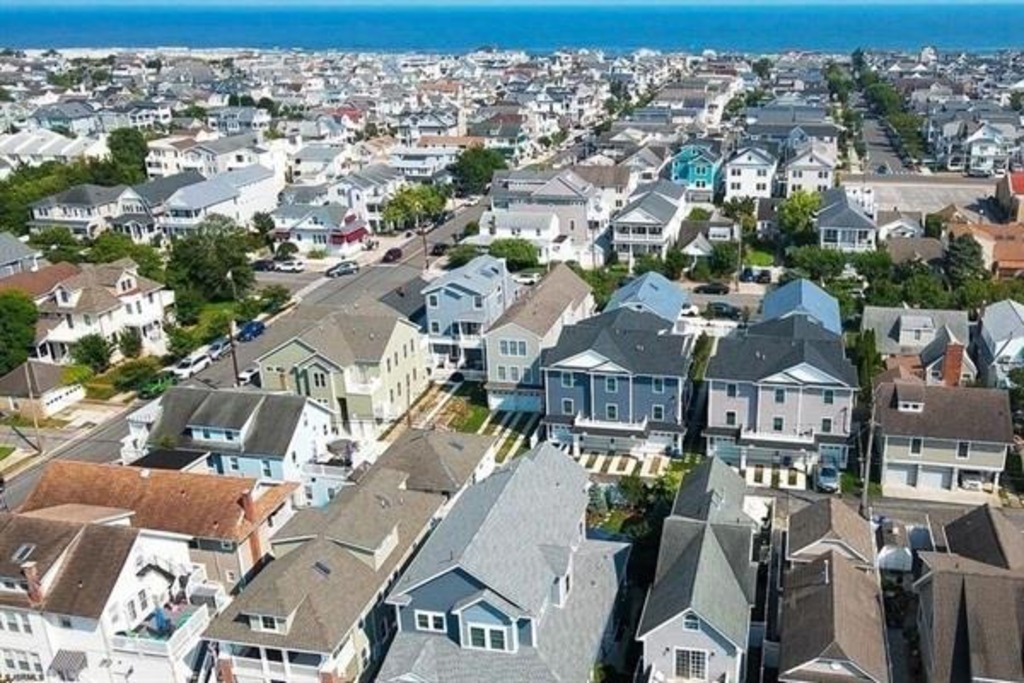 Proximity of the property to the beach