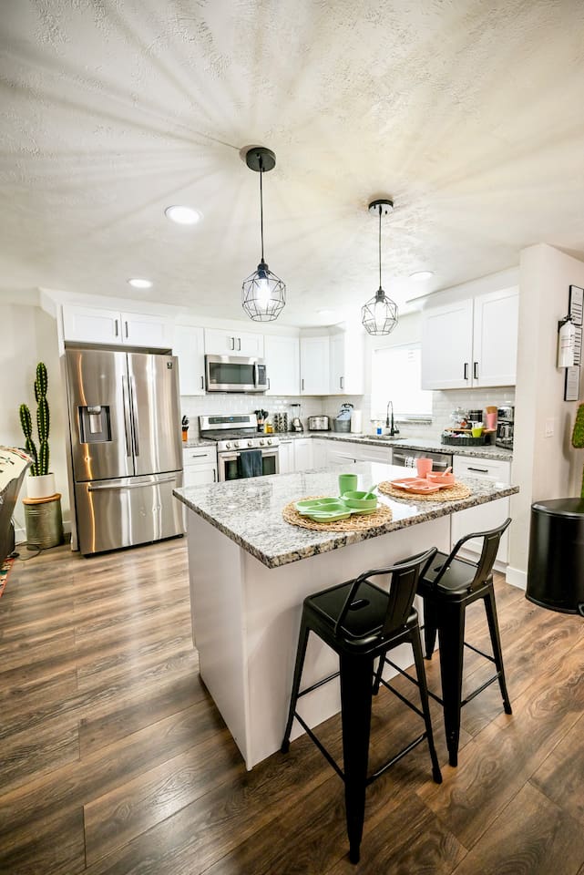 Eat-in kitchen with spots for 2 at the island and 6 at the dining table! Enjoy children’s bowls, plates, cups and silverware for your convenience.