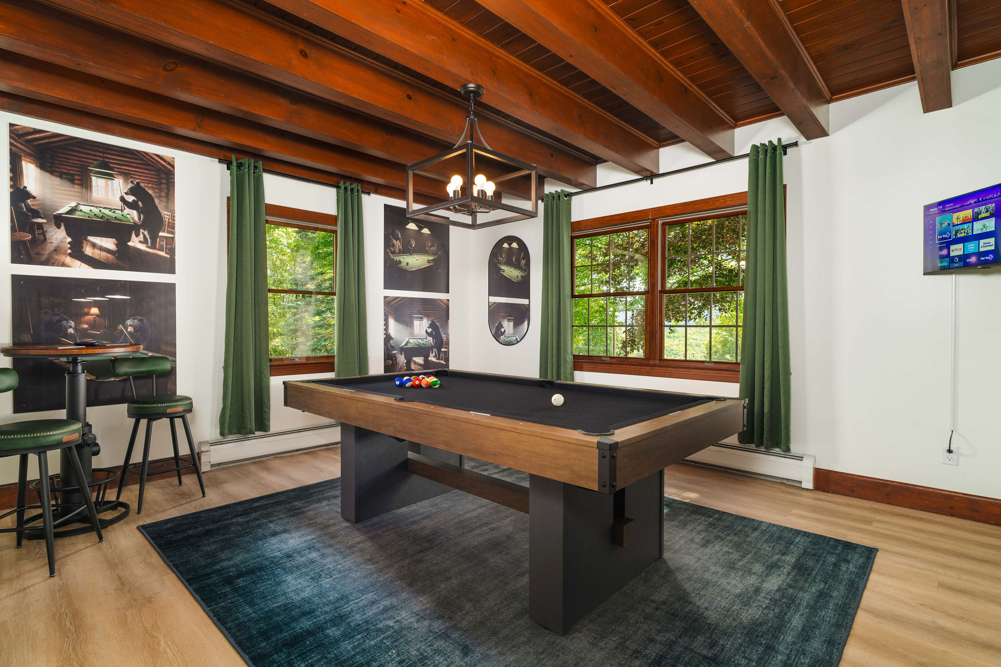 🎱 Slate-style pool table, cue rack, 40" HDTV and bar seating for spectators.