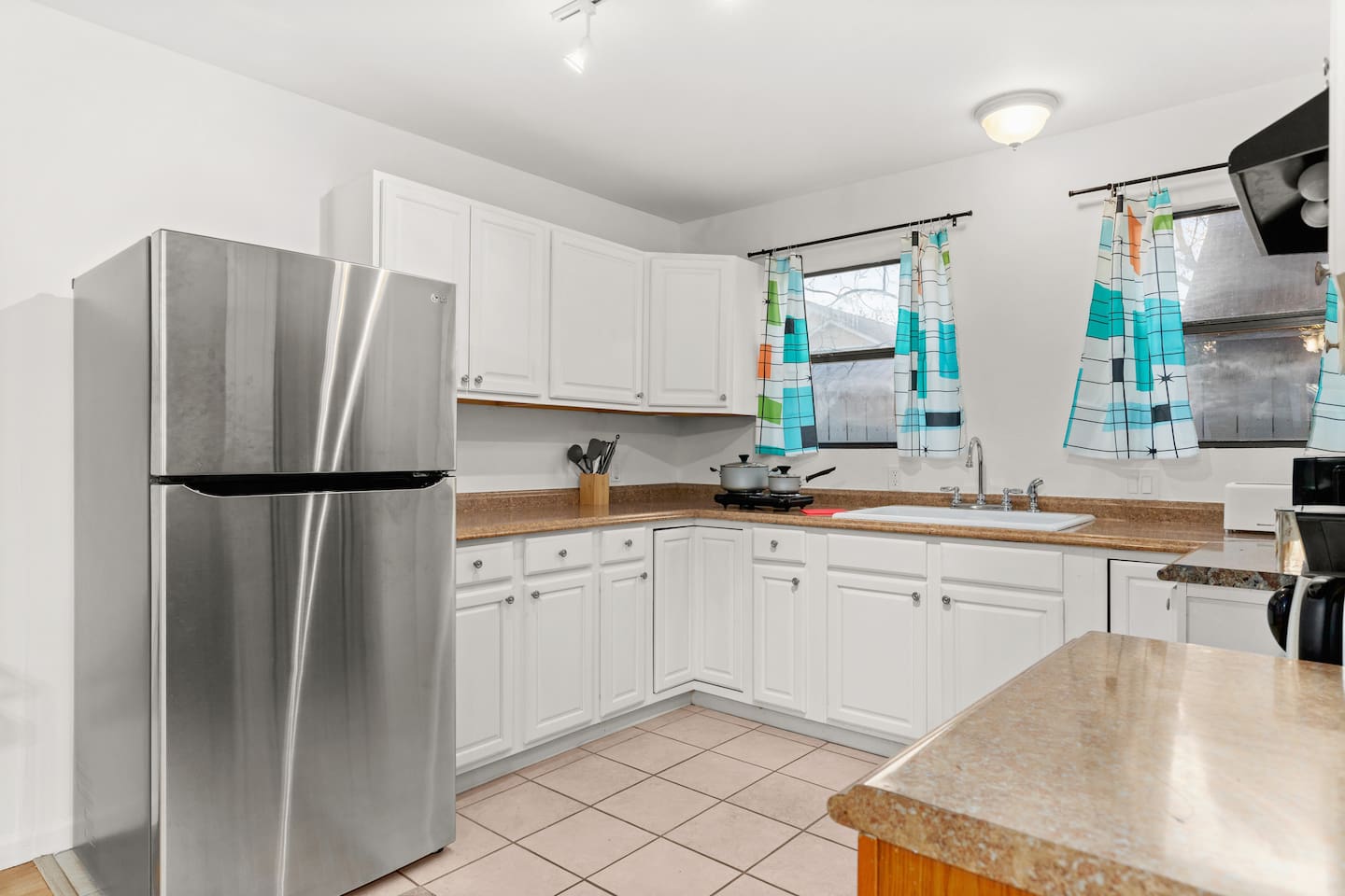 Make yourself at home in our casita kitchen, featuring all the modern amenities you need to create your favorite dishes, morning coffee, or tea.