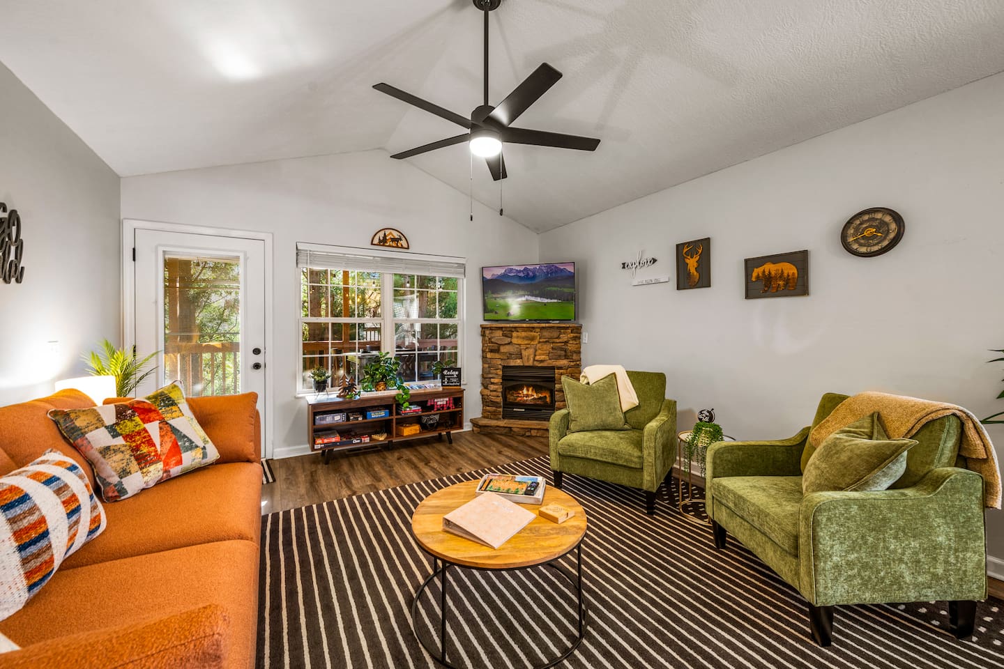 Comfy Sofa/sofa bed + Smart Tv + Board Games 