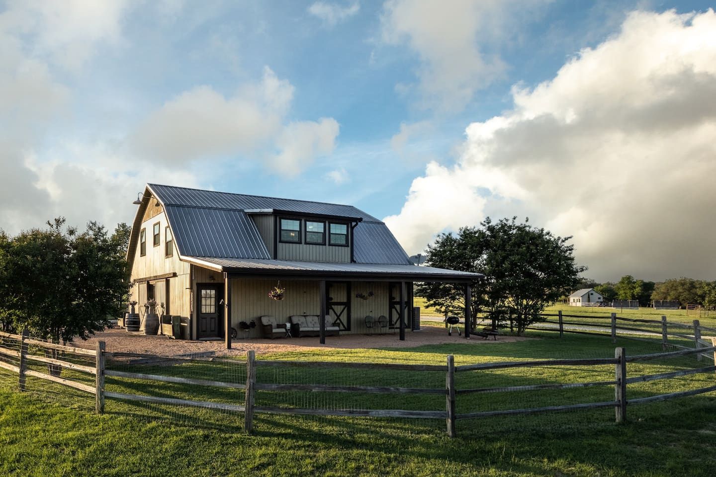 The Barnhouse for 4 with hot tub, wifi, grill (private 2BR stay)